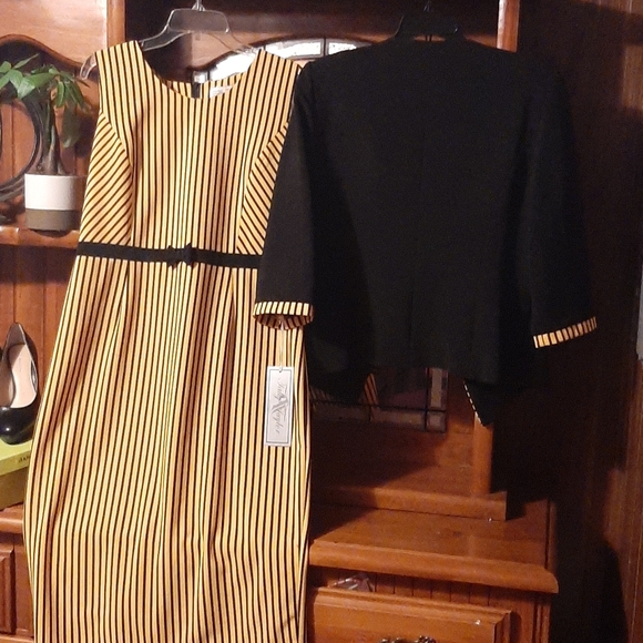 Tally Taylor's Blk/Mustsrd 2 piece suit - Picture 6 of 8